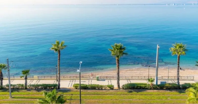 Atina Rivierası'ndaki Palaio Faliro için yerel yeme, içme ve plaj rehberi.