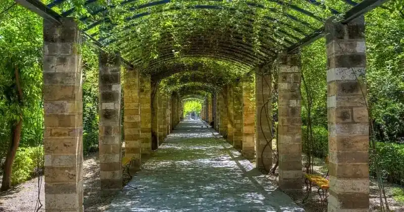 Atina'da yürüyüş rehberi ve en çok görülmesi gereken yerler.